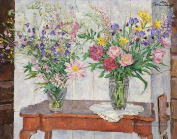 Fleurs œuvres - DEUX BOUQUETS OF MULTI COLOURED FLOWERS BY A STOVE Petr Petrovich Konchalovsky moderne